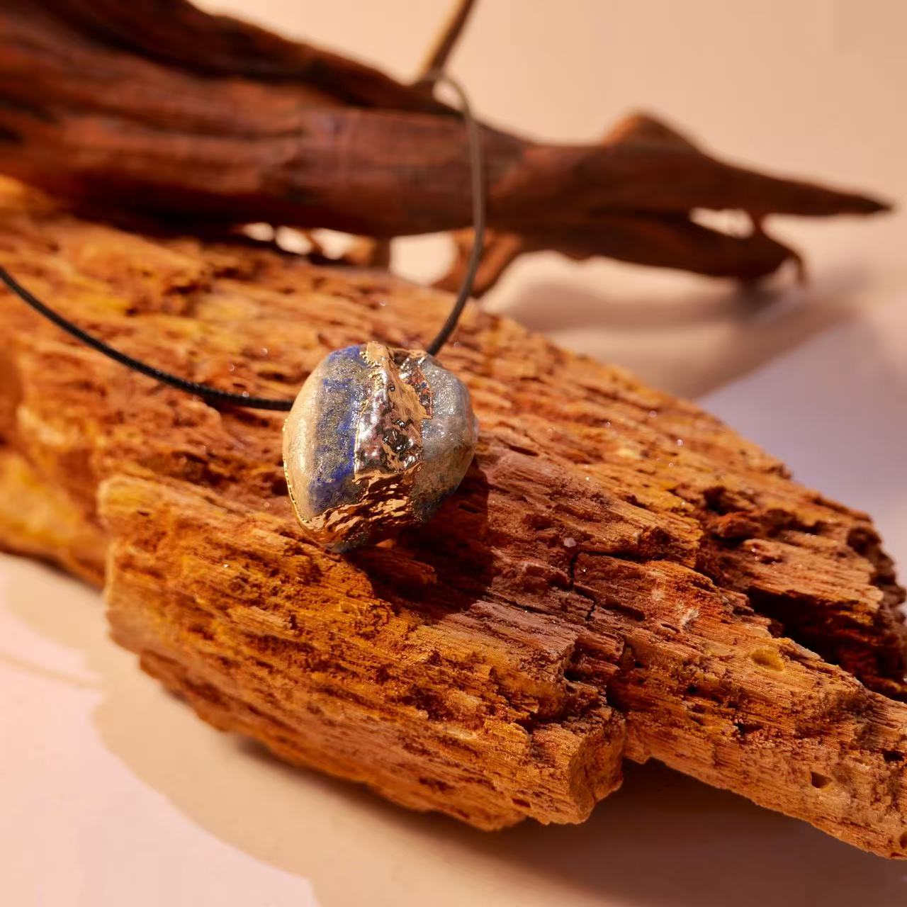 Lapis Lazuli Crown - Gold Raw Pendant - 8fortune